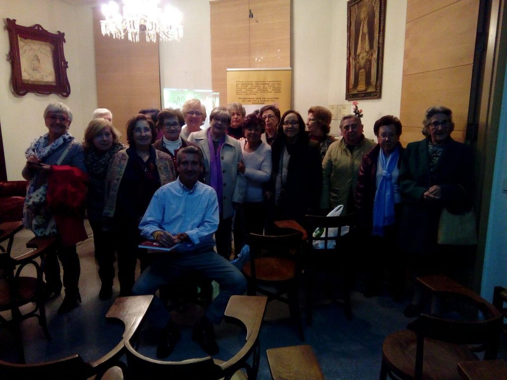 Nuestras mujeres fascinantes en la calle Serranos.